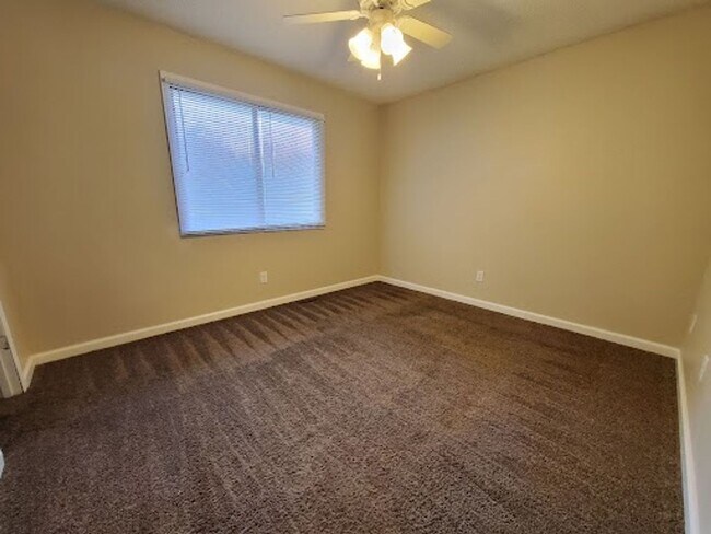 Foto del edificio - 3 Bedroom, 1 Bathroom split level bi-attac...