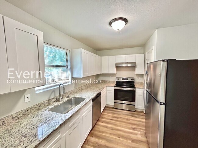 Building Photo - 3 Bed, 2.5 Bath Town Home with Garage / Pet-Friendly / Available Now!