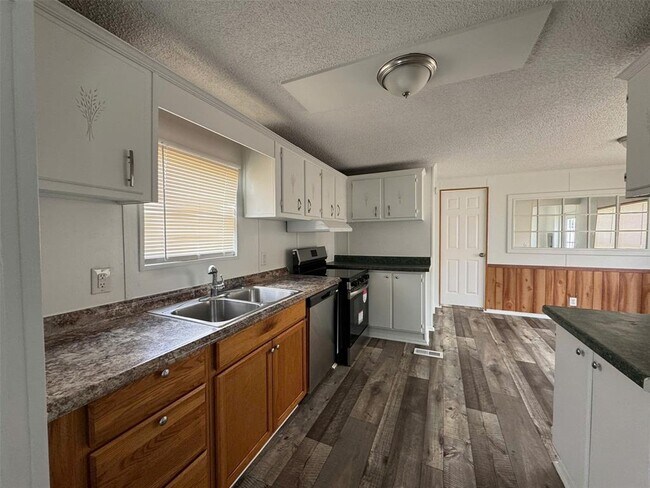 Foto del edificio - 16206 Wood Dr