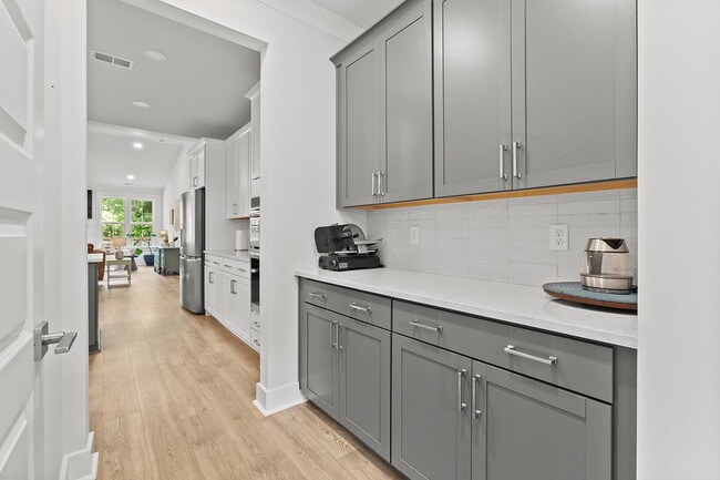 Foto del edificio - Spacious 4-Bedroom Summerville Home with lots of Southern Charm.