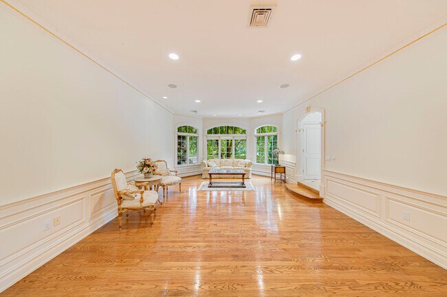 Building Photo - 2 Halsey Ln