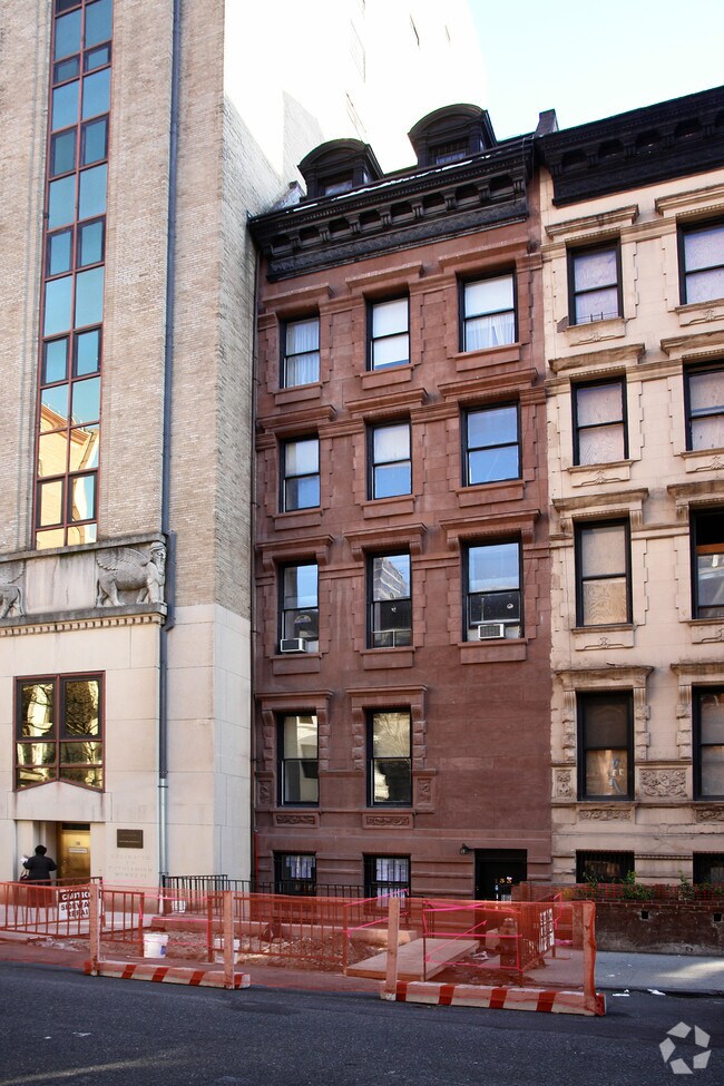 Building Photo - 133 W 70th St
