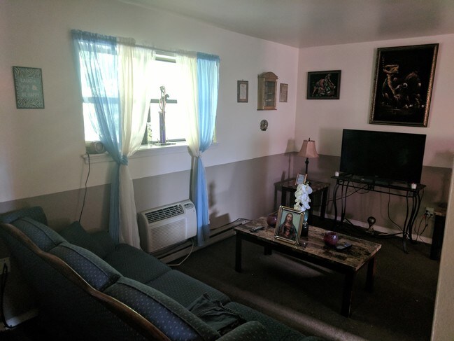 Interior Photo - 702 S 8th St