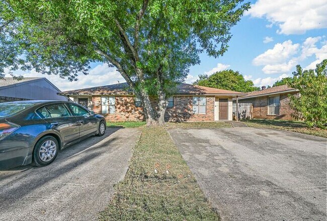 Foto del edificio - Two Bedroom Duplex For Rent in Cedar Hill.
