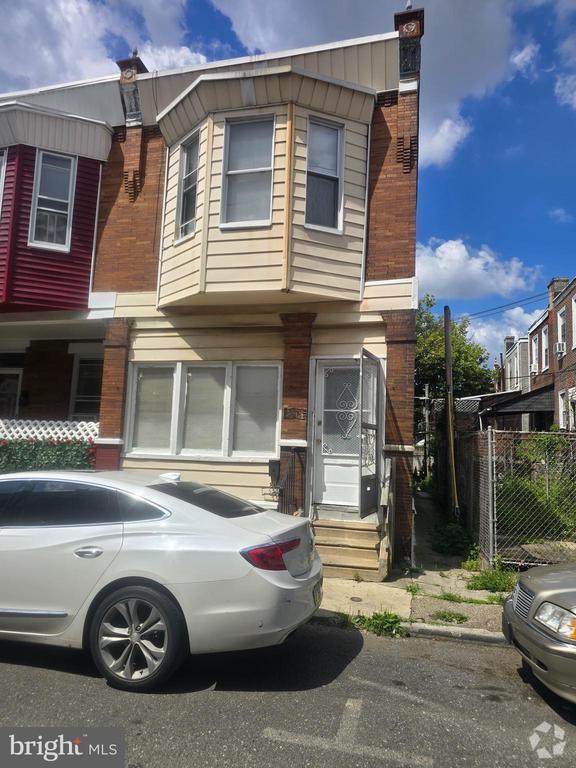 Building Photo - 556 N Wanamaker St