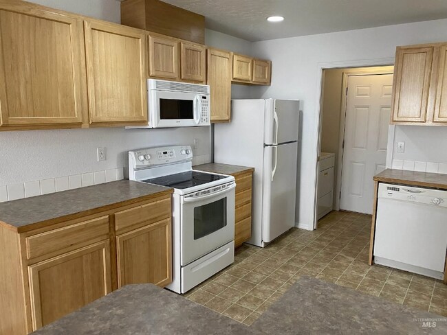 Building Photo - 116-118 NE Lotus Ct