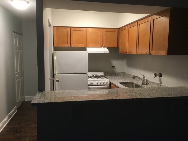 Foto del edificio - 2827 N Cambridge Ave