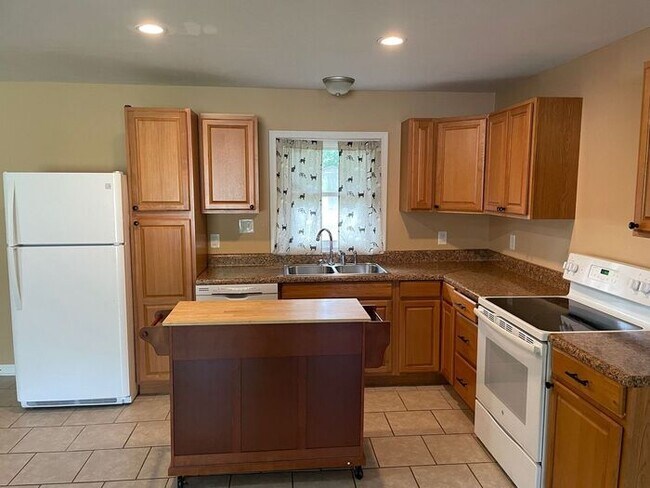 Building Photo - 735 Hilton Drive-Pine Lake Estates-Updated...