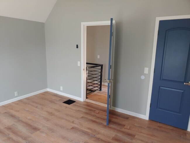 Building Photo - Newly custom-renovated 3 bedroom in Neighb...