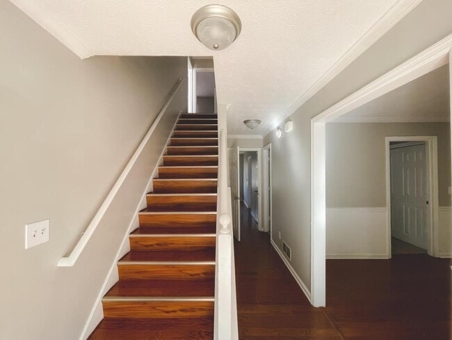 Building Photo - 2021 Hunters Cove Dr