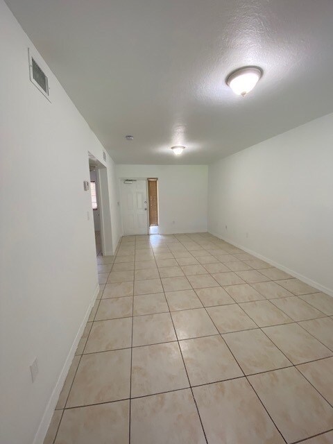 Building Photo - 945 NE 33rd Ter