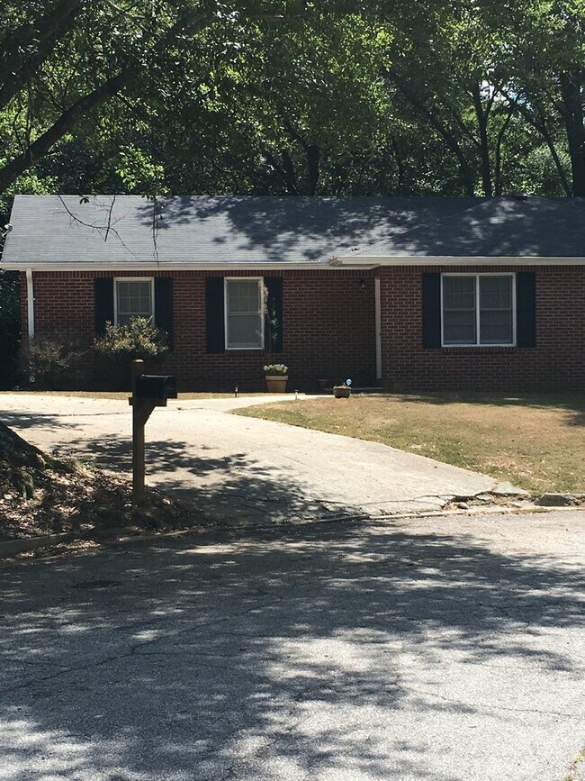 Building Photo - Downtown Douglasville Duplex