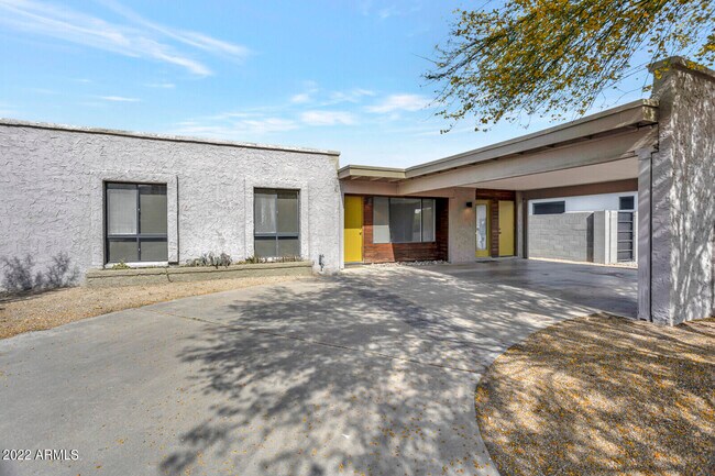 Foto del edificio - 7744 N 13th Pl