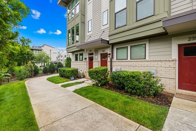 Building Photo - Beautiful Townhome in the Heart of Wesley Heights