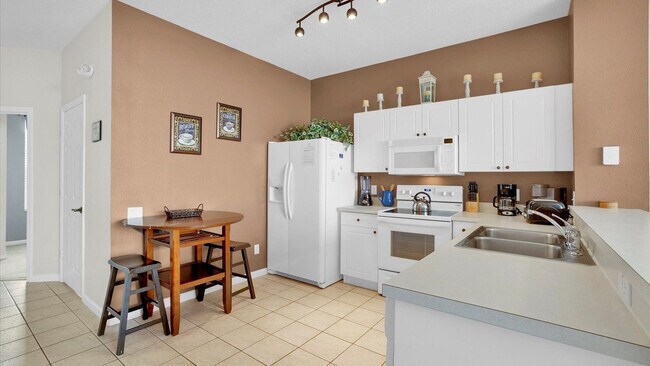 Building Photo - 2326 Silver Palm Dr