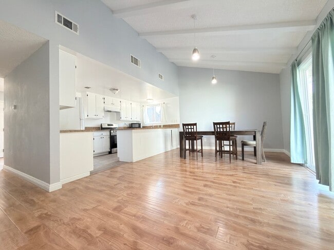 Building Photo - 9845 Hayvenhurst Ave