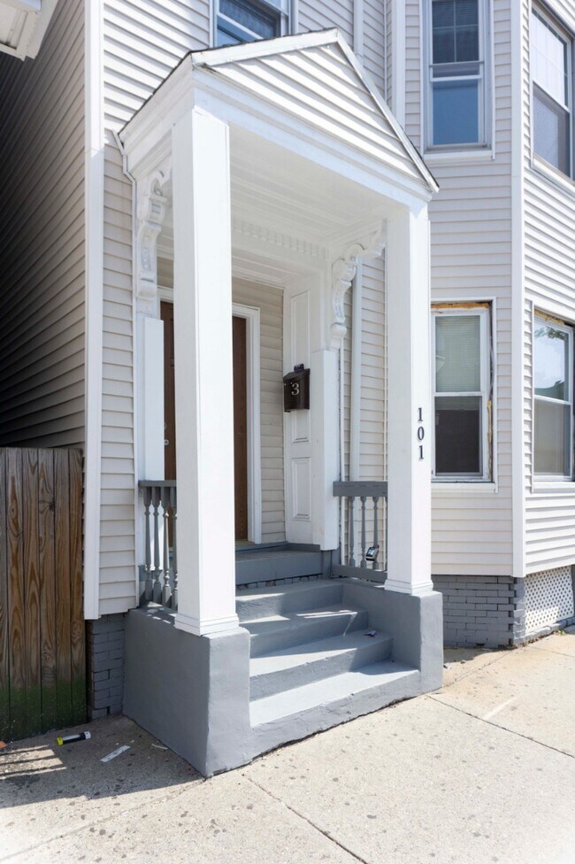 Building Photo - 99 Chelsea St