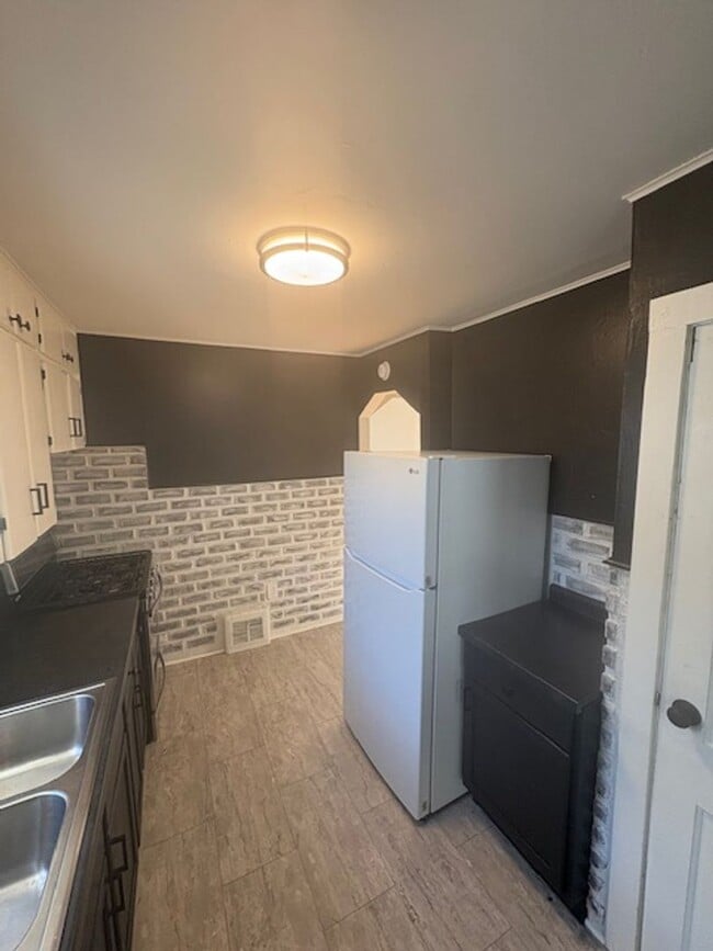 Building Photo - 122 Callender St