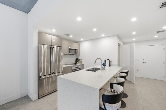 Foto del edificio - 13800 Highland Dr