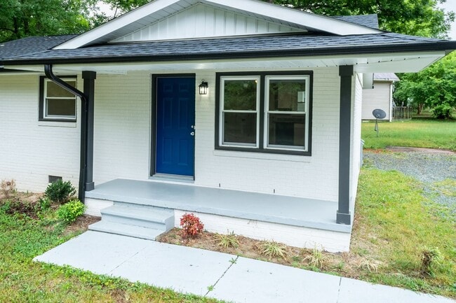 Building Photo - Three Bedroom Home!