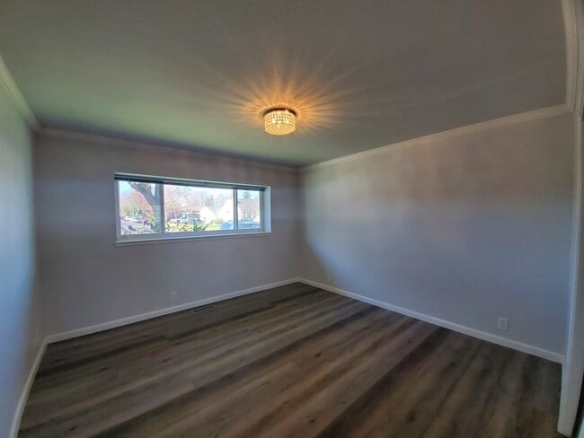 Building Photo - Remodeled 2 bedrom duplex centrally locate...