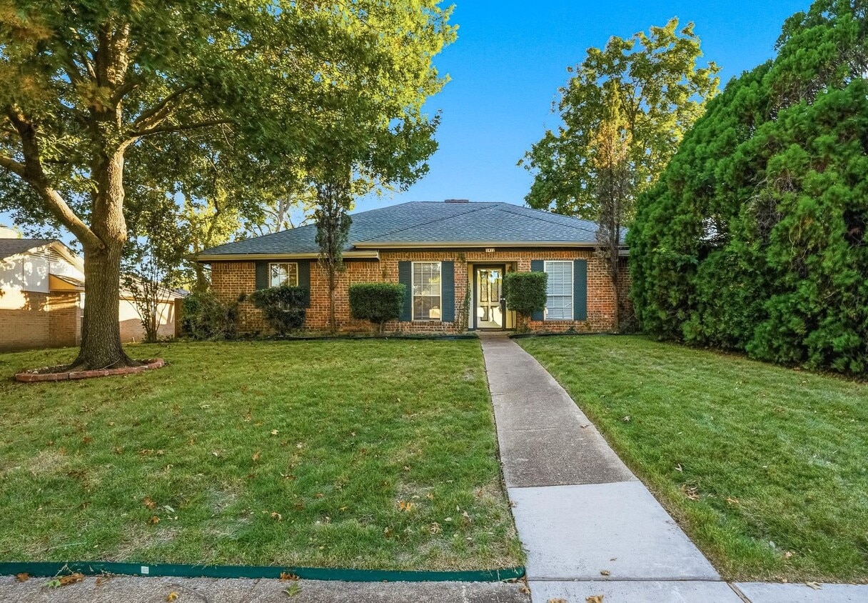 Primary Photo - Charming 4 Bedroom 2.5 Bath Home In RISD!