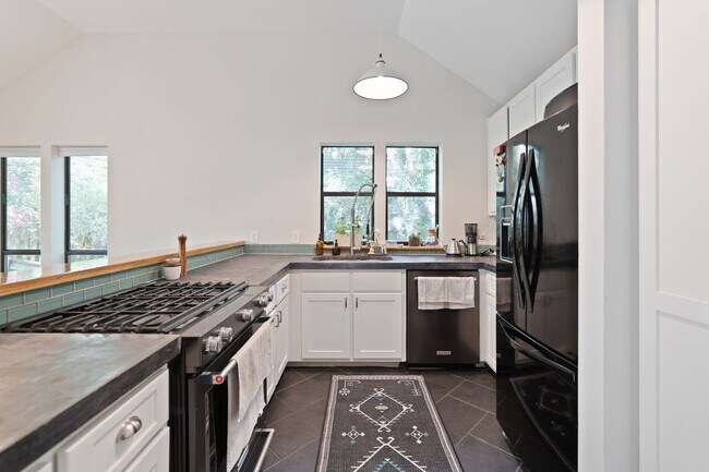 Foto del edificio - Stunning 3 Bedroom with a Beautiful View i...