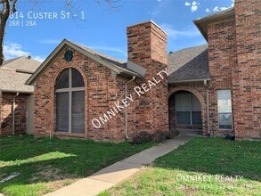 Building Photo - 814 Custer St