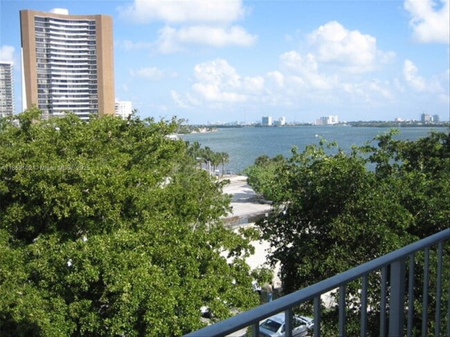 Foto del edificio - 750 NE 64th St