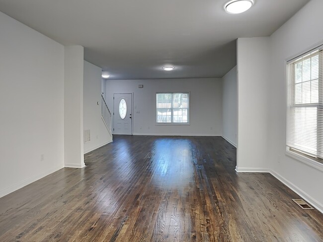 Foto del edificio - 869 Hollywood Rd NW