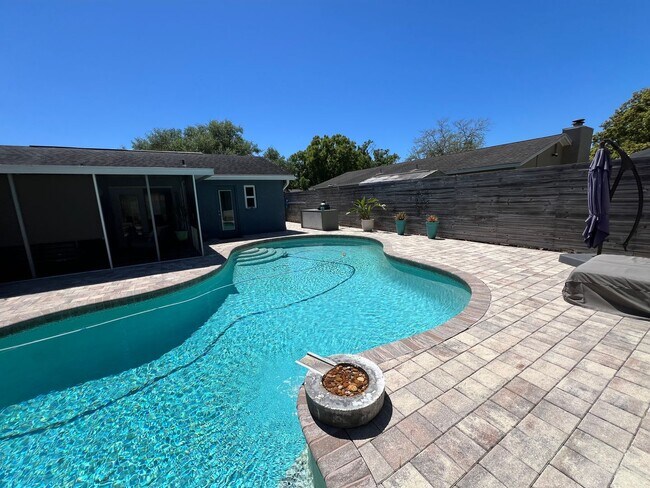 Foto del edificio - ~~~ Stunning 3-Bedroom, 2-Bath Home with 2-car garage and Private Pool. ~~~