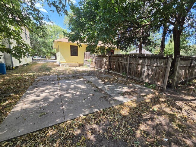 Building Photo - 626 S Millwood Ave