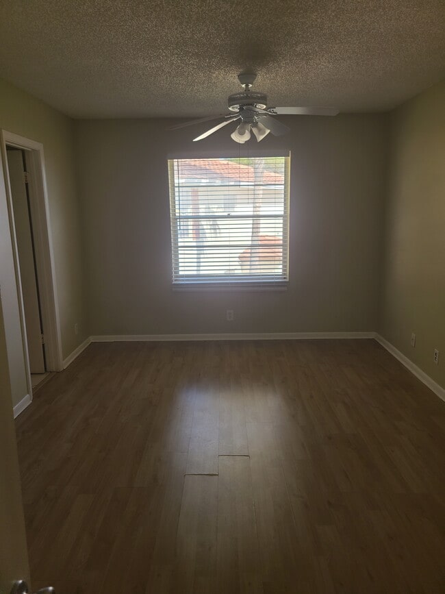 Building Photo - 9927 Three Lakes Cir