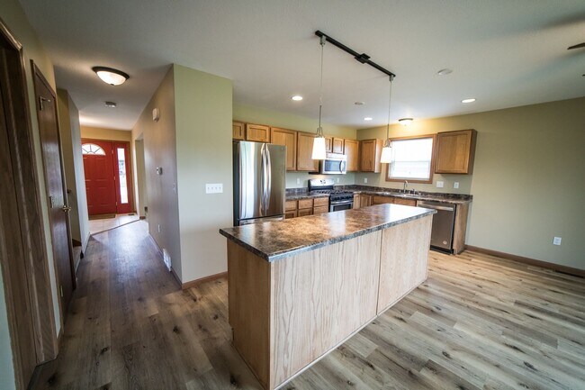 Foto del edificio - FOR RENT: 3 Bedroom House with 2 Car Garage