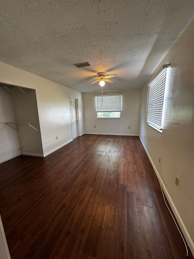 Building Photo - Clean & Cozy Cottage Available