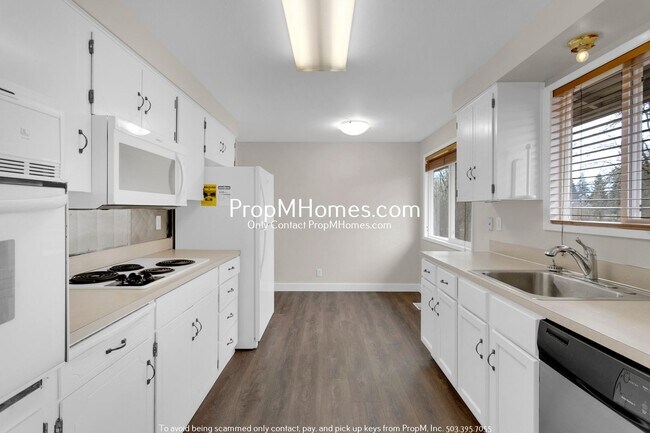 Foto del edificio - Updated Four Bedroom Home w/ Huge Yard!