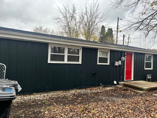Building Photo - Adorable 3 Bedroom Home