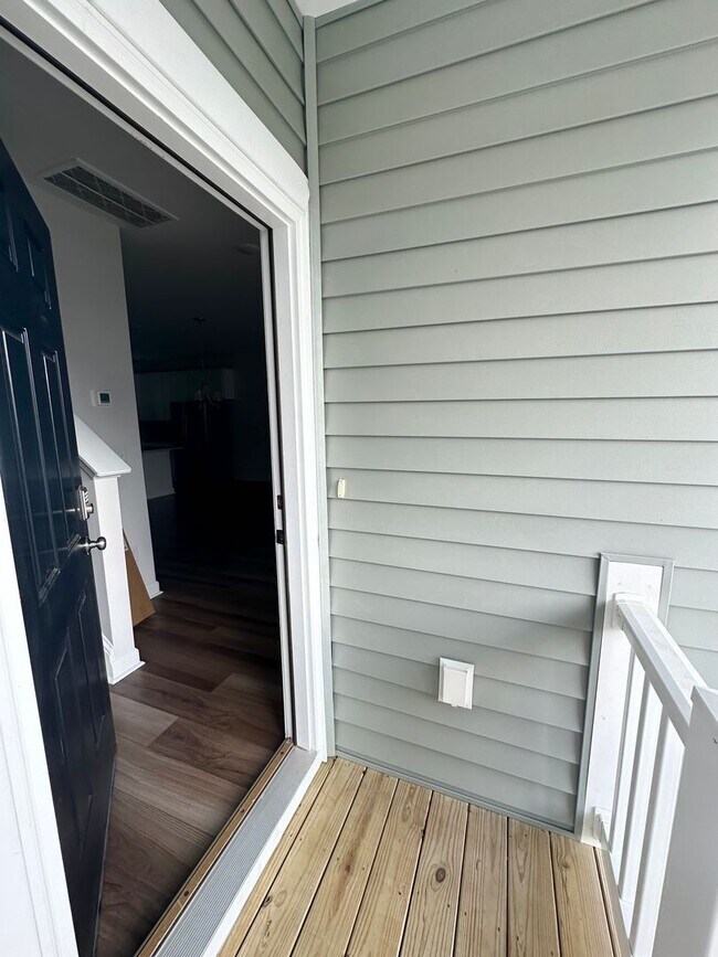 Building Photo - Spacious Townhome in Marshview Commons