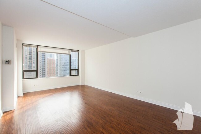 Building Photo - 15 E Oak St