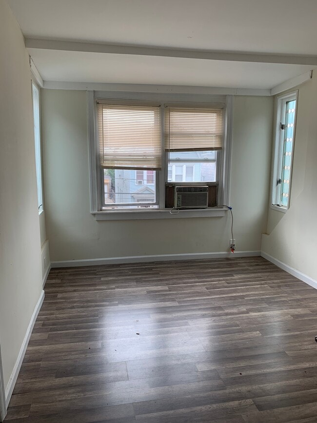 Building Photo - 156 Beach St