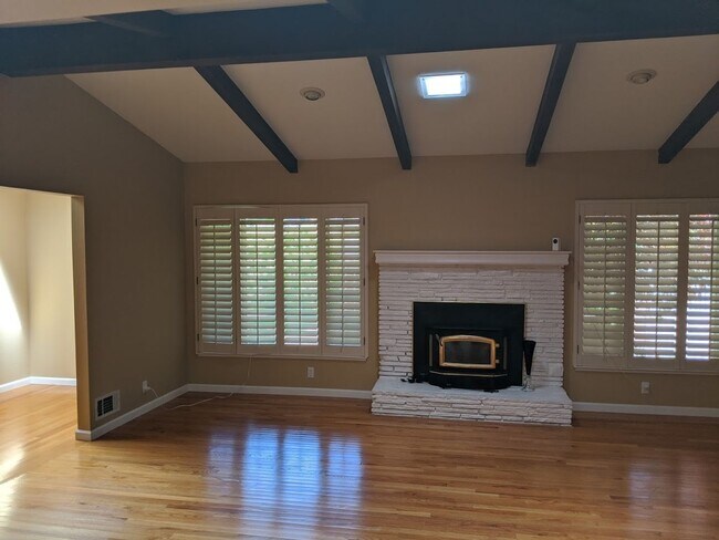 Foto del edificio - EMERALD HILLS - Premium updates thoughout including park like back yard