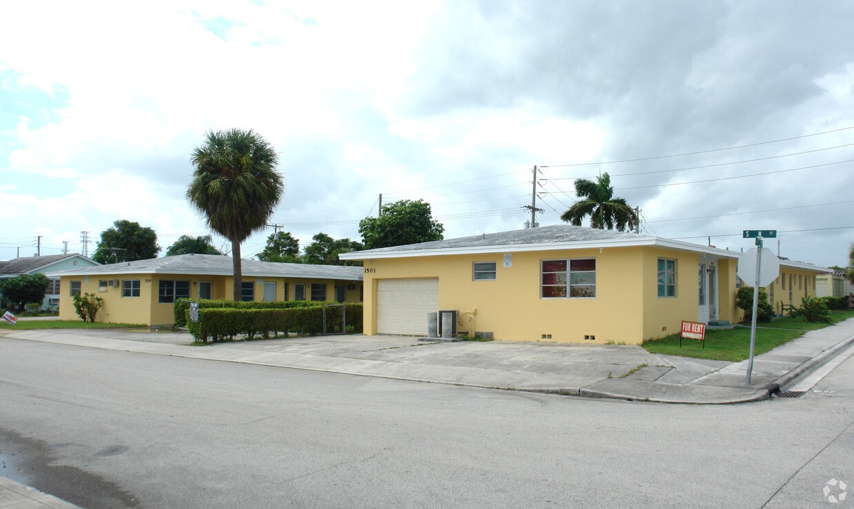 Bears Apartments 401 15th Ave S Lake Worth, FL Apartments for Rent