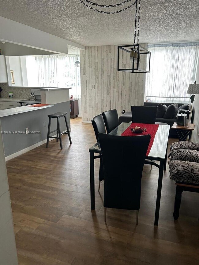 Foto del edificio - 250 180th Dr