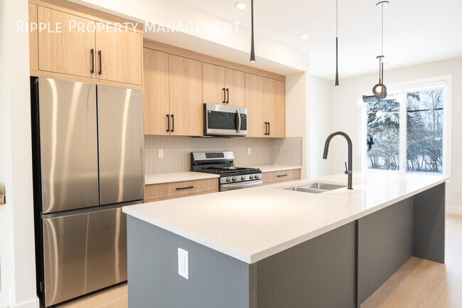 Photo du bâtiment - BRAND NEW 3 BEDS + DEN, 2.5 BATHS TOWNHOUSE | SCANDINAVIAN ELEGANCE IN BOWNESS