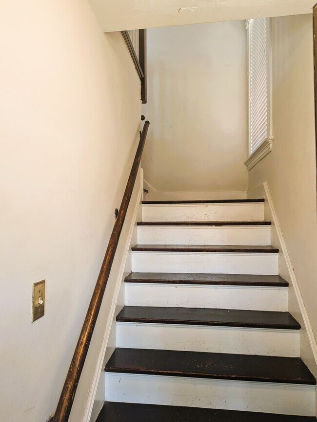 Building Photo - 2127 Slane Ave