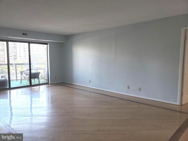 Building Photo - 8360 Greensboro Dr