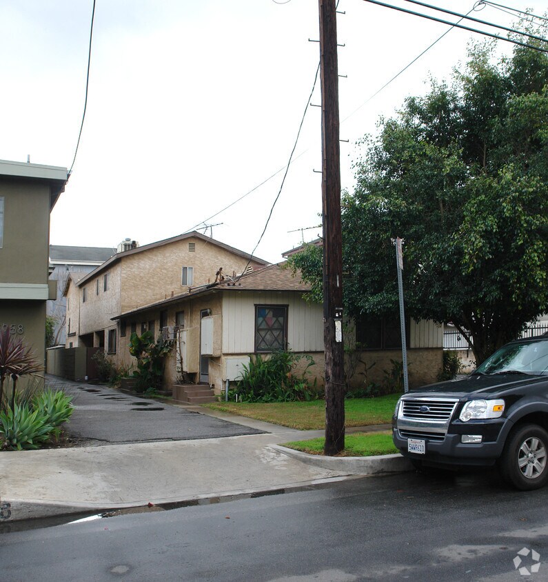 Foto principal - 5252-5254 1/2 Cartwright Ave