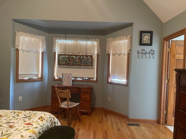 Escritorio - 7598 Ashlind Cir