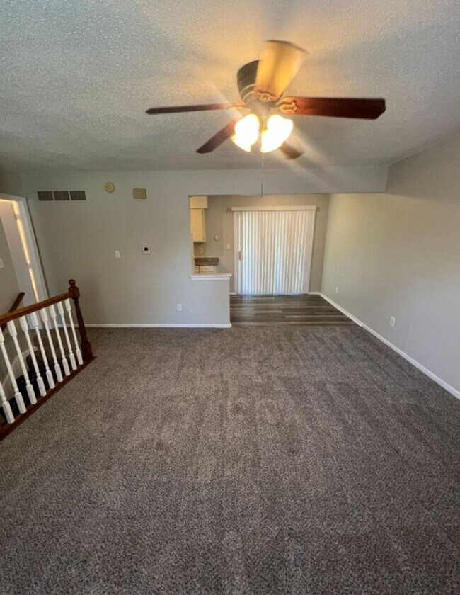 Foto del edificio - Spacious Split-Level Duplex in Lee’s Summit