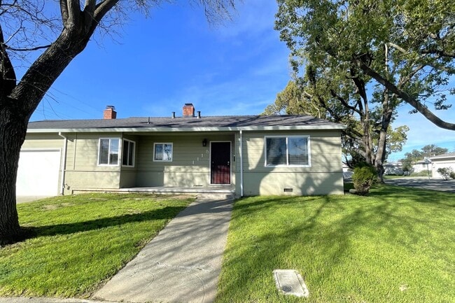 Building Photo - 1115 Vervais Ave